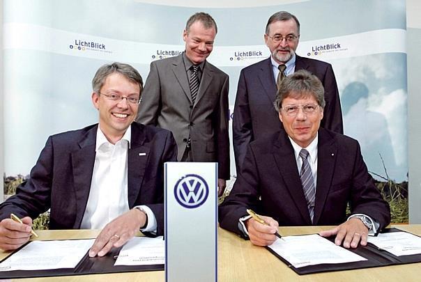 Vertragsunterzeichnung zwischen VW und Lichtblick. Foto: auto-reporter.net